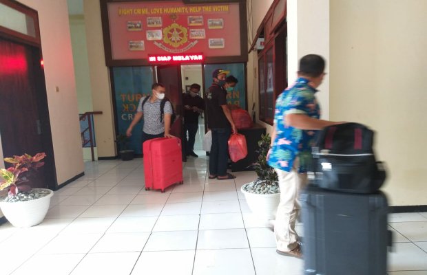 Foto: Tim penyidik KPK, saat keluar ruangan Sat Reskrim Mapolres Batu
