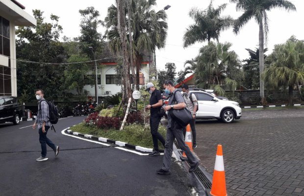 Foto: Tim penyidik KPK, saat keluar ruangan Mapolres Batu 