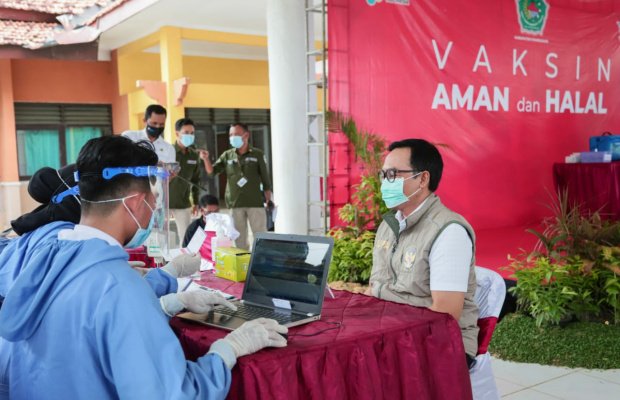 Foto: Bupati Pamekasan, H. Baddrut Tamam Saat Memeriksakan Kesehatannya