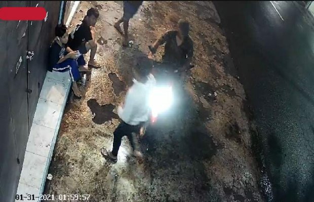 Foto: Detik - detik aksi terekam CCTV