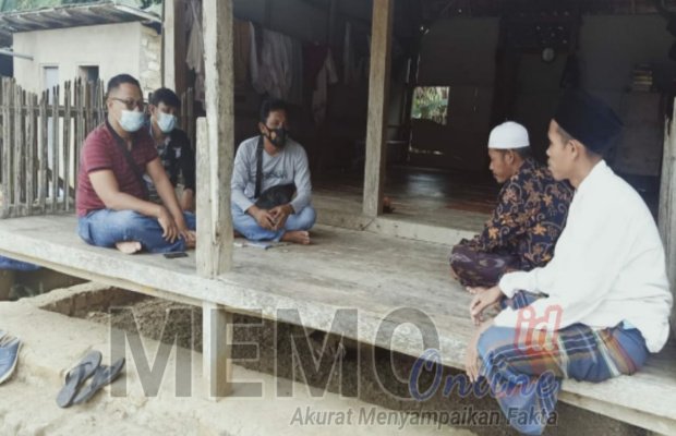 Foto : Polisi mendatangi kediaman pelaku penyebar hoax