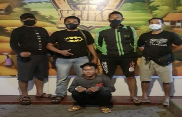 Foto: Pelaku Perampasan Hp (Duduk) usai ditangkap polisi