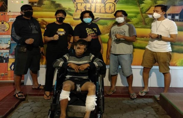 Foto: Tersangka (duduk) usai menjalani perawatan di RS Bhayangkara Lumajang