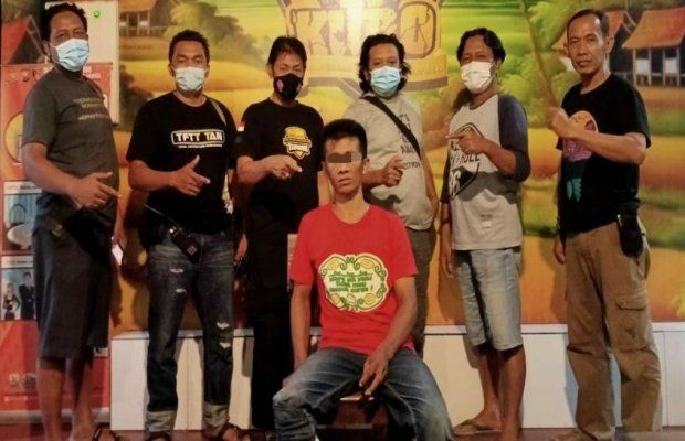 Foto : Tersangka 'R' pasca diamankan petugas