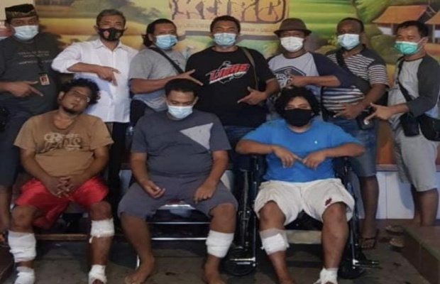 Foto: Ketiga tersangka (duduk) usai menjalani perawatan di RS Bhayangkara Lumajang