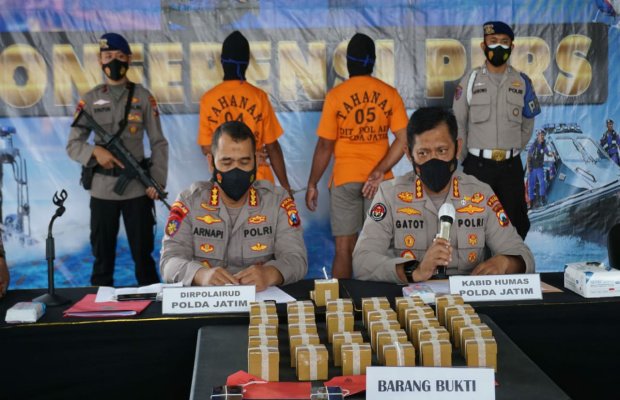 Foto: Dua tersangka penjual dan pembeli bom ikan saat Mapolda