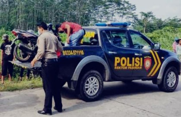 Foto: Petugas mengevakuasi kendaraan BB laka untuk diamankan