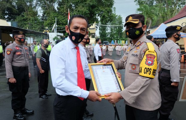Foto: Kapolres Lumajang saat memberikan penghargaan