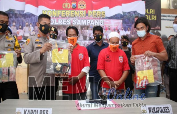 Foto : Dua anggota LSM yang terjaring OTT Polres Sampang 
