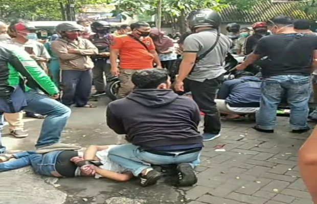 Foto: Dua begal menjadi tontonan warga saat di ringkus polisi