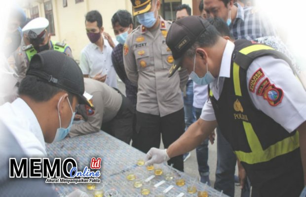 Foto : Pelaksanaan tes urine di Mapolres Sampang