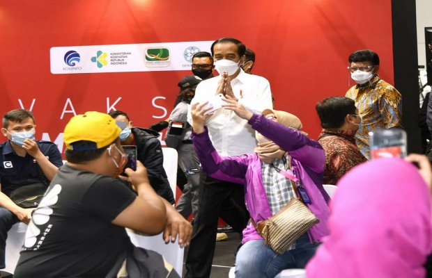 Foto: Jokowi bersama wartawan