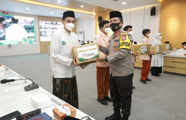 Foto: Kapolda Jatim saat launching pencanangan "Gerakan Santri Bermasker"
