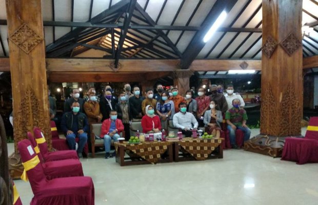 Foto: Walikota bersama Wakil Walikota Batu mengikuti rapat virtual dengan Menteri Pariwisata dan Kreatif Ekonomi di Rumah Dinas