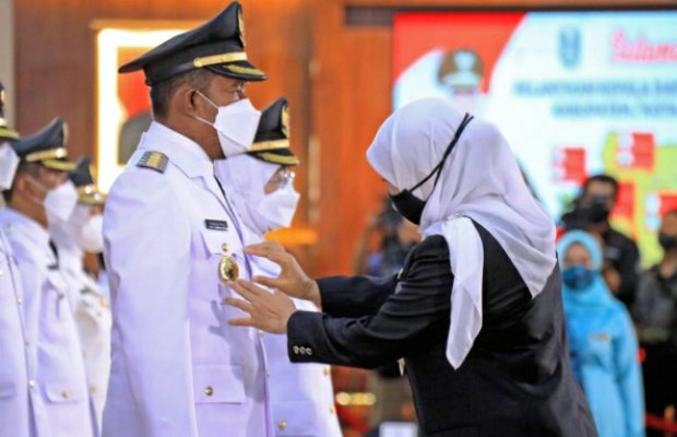Foto: Gubernur Khofifah Indar Parawansa Menyematkan Tanda Jabatan Kepada Ach. Fauzi sebagai Bupati Sumenep