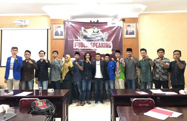 Foto bersama peserta dan penyelenggara acara