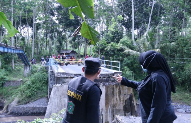 Foto: Jembatan penghubung Desa Sememu dengan Desa Gesang yang putus