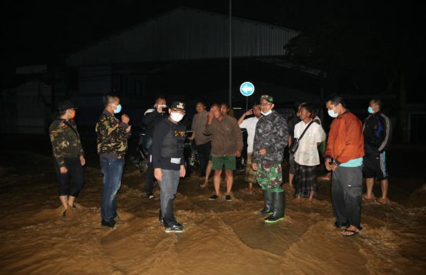 Foto: Rombongan Forkopimda ketika berada di lokasi banjir