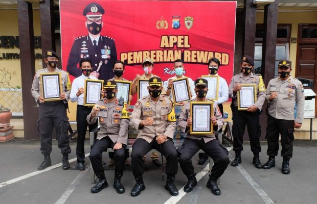 Foto bersama usai pemberian reward