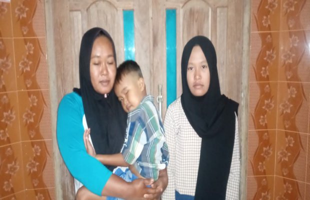 Foto: Hasanah, istri korban pembunuhan dengan dua anaknya