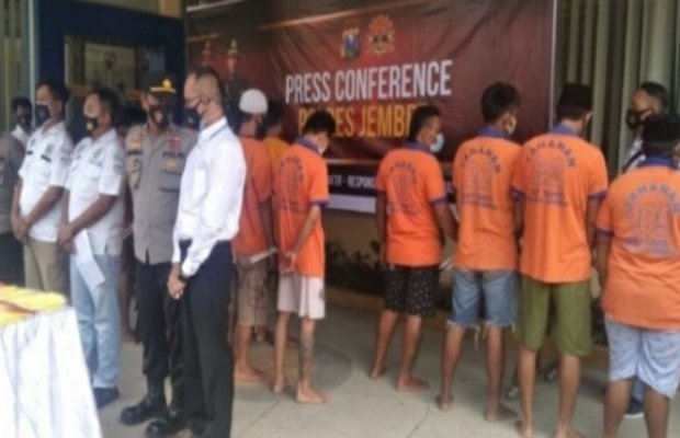Foto: Kasatnarkoba (tengah) di didampingi oleh Kapolsek Semboro, Kasi Humas Polres Jember saat press rilis