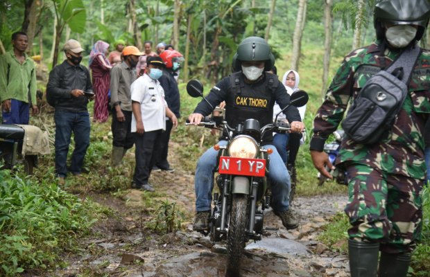 Foto: Bupati Lumajang kendarai motor ke titik lokasi pasca bencana