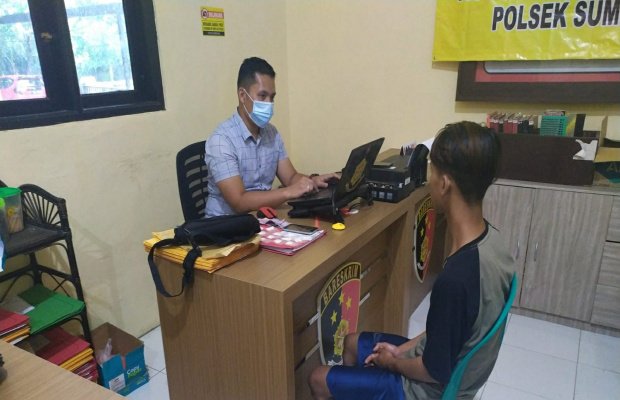 Foto : Tersangka Okerbaya saatnya menjalani pemeriksaan di Mapolsek Sumbersari.