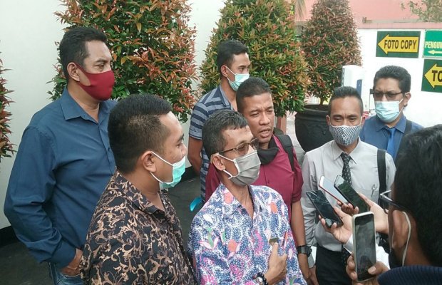 Foto: Kayat Hariyanto saat diwawancarai usai menghadiri persidangan mediasi di Pengadilan Tinggi Negeri Malang.