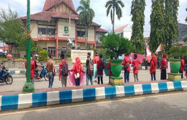 Foto: Aktivis GMNI Sumenep saat melakukan aksi dodepan kantor DPRD
