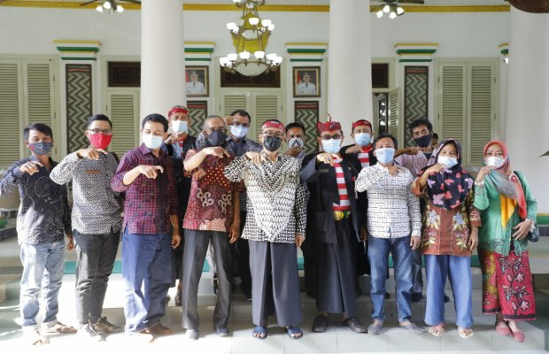 Foto: Bupati Pamekasan Bersama Panitia Penyelenggara Festival Pameran Batik