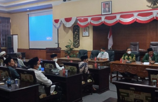 Foto: Para kyai yang tergabung di forum Sumenep hijau bersama pimpinan DPRD Sumenep