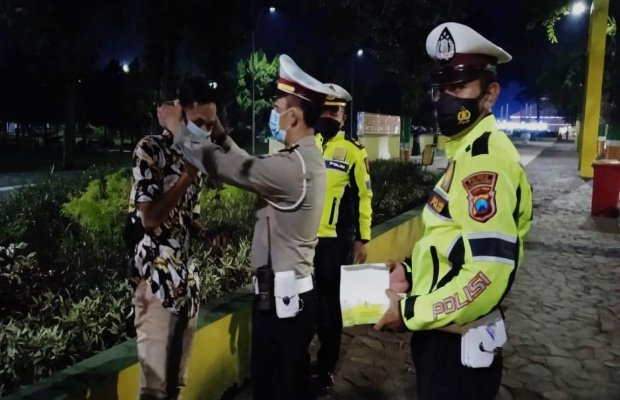 Foto: Kasat Lantas Polres Lumajang mengedukasi masyarakat cara bermasker yang benar
