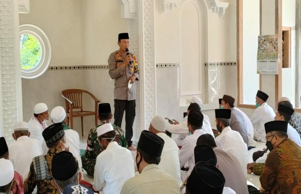 Foto: Kapolres Sumenep saat menyampaikan pesan - pesan usai shalat Jum'at di Talango