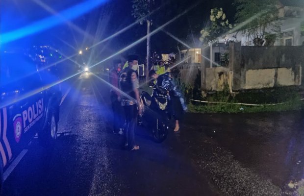 Foto: Petugas memeriksa pengendara yang melintas
