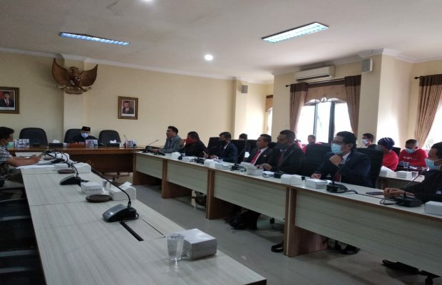 Foto: Tim PERADI Bersatu, saat duskusi soal sengketa lahan bersama Ketua dan anggota DPRD Kota Batu 