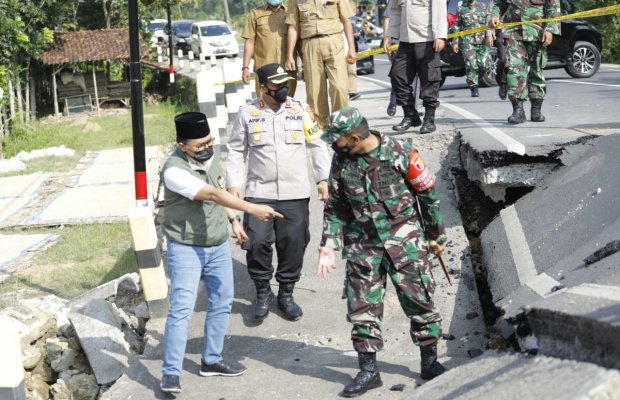 Foto: Bupati Pamekasan Didampingi Kapolres dan Dandim 0826  Saat Tinjau Lokasi Jalan Ambles