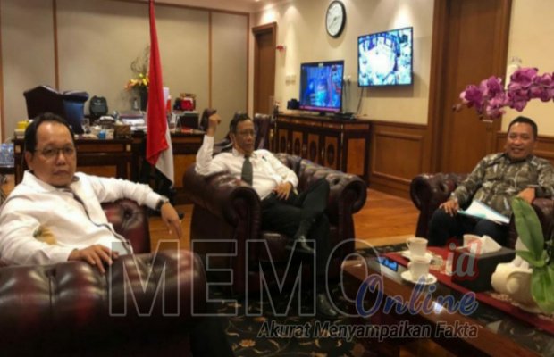 Foto : Bupati Sampang H Slamet Junaidi bersama Menkopolhukam Mahfud MD