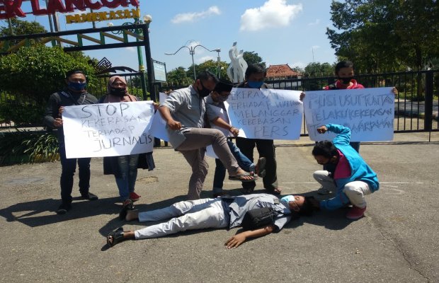 Foto: Sejumlah  Wartawan Di Pamekasan  Saat Melakukan Aksi Protesnya