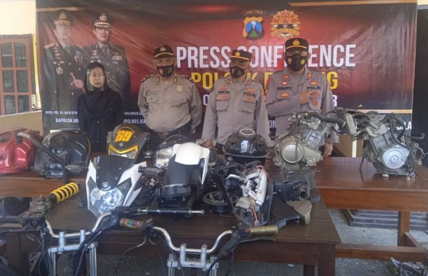 Foto : Dua tersangka curanmor dibekuk polisi.