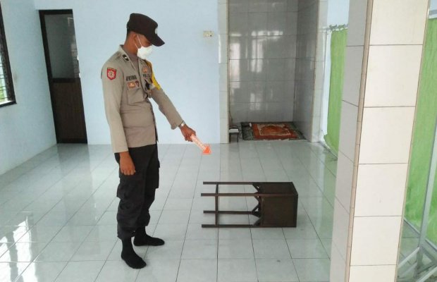 Foto: Petugas Kepolisian Sektor Kota Polres Lumajang melakukan olah TKP