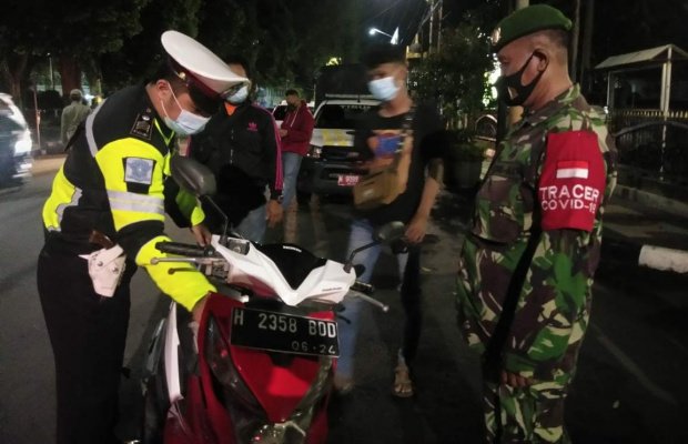 Foto: Puluhan pelanggar protokol kesehatan dan lalin di tindak