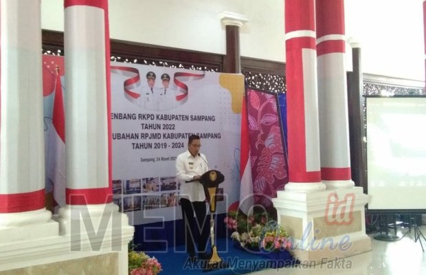 Foto : Bupati Sampang H. Slamet Junaidi saat Musrenbang RKPD di Peringgitan luar Pendopo Trunojoyo Sampang