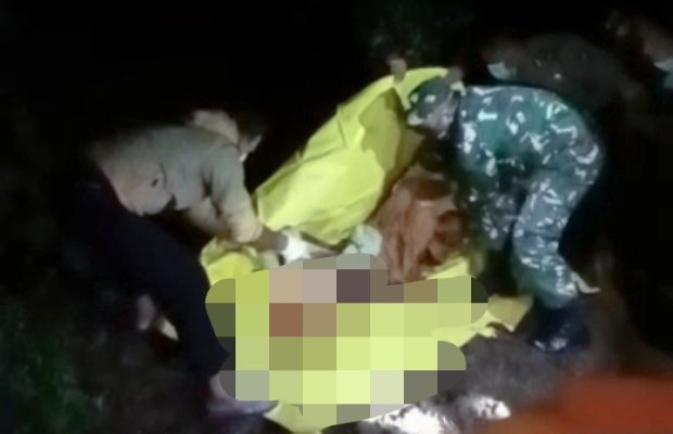 Foto: Petugas mengevakuasi korban