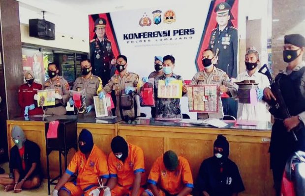 Foto: Kapolres Lumajang pimpin press release, di lobby Mapolres
