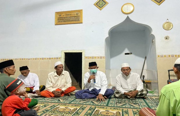 Foto: Bupati Sumenep Ach. Fauzi saat memberikan tauziyah di salah satu musalla