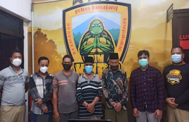 Foto: Ke lima tersangka diapit petugas. Paling kanan ( Kanit Pidum Satreskrim Polres Lumajang Ipda Muljoko ). 