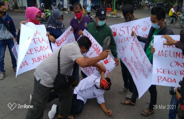 Foto: Aksi Solidaritas Jurnalis Pamekasan Di Area Monumen Arek Lancor