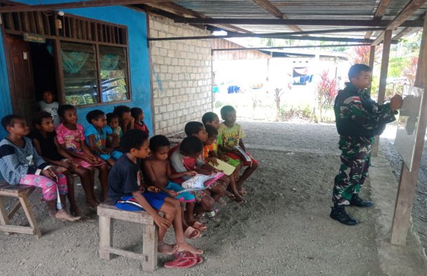 Foto: Anak-anak Papua sedang belajar dengan Calistung