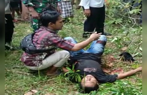 Foto: Korban penganiayaan orang tak dikenal saat ditolong warga