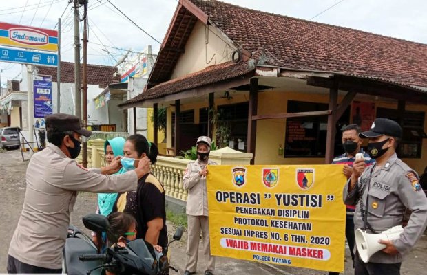 Foto : Personil polsek mayang bagikan masker gencarkan protokol kesehatan dengan membiasakan diri 5M